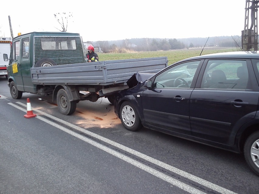 Wypadek w Lenartowicach. Ford Focus zderzył się z Mercedesem
