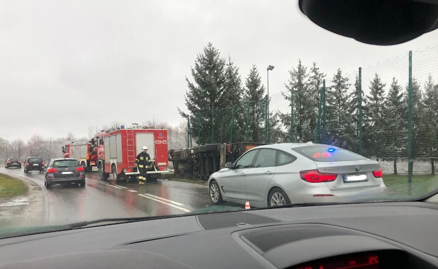 Kolizja w Koniaczowie. Tir wylądował w rowie [ZDJĘCIA]