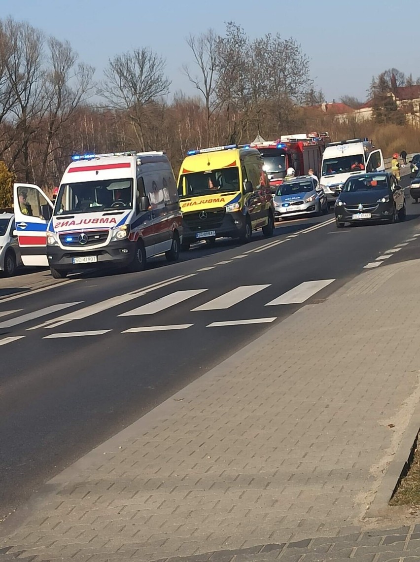 Wypadek w Częstochowie. Kolizja czterech aut na skrzyżowaniu. Rannych przetransportowano do szpitala