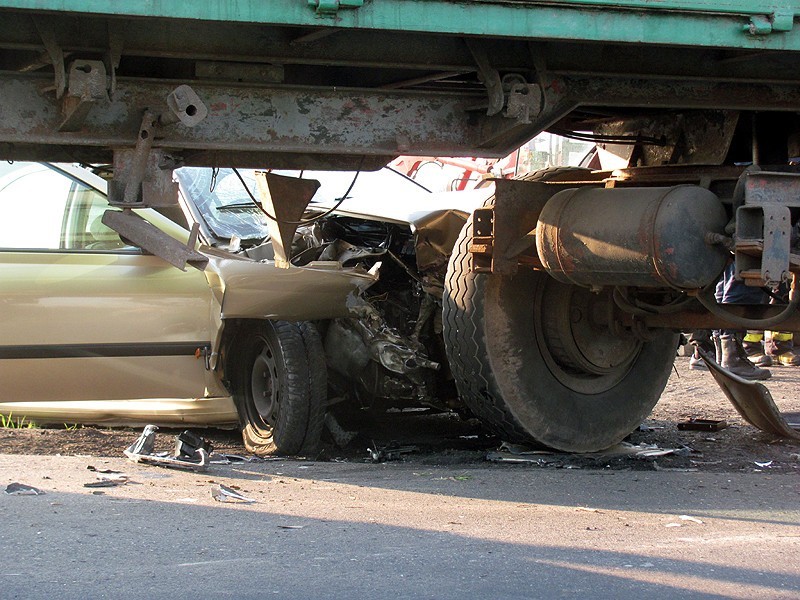 Wypadek w Chotowie. Peugeot uderzył w przyczepę rolniczego ciągnika. Zobacz film