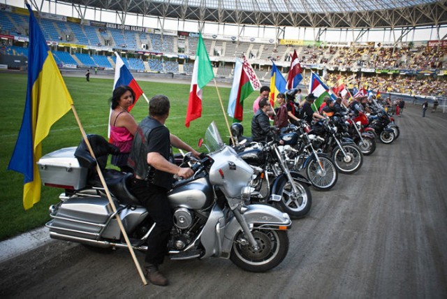 Parada motocykli podczas uroczystości 9 sierpnia na toruńskiej Motoarenie.