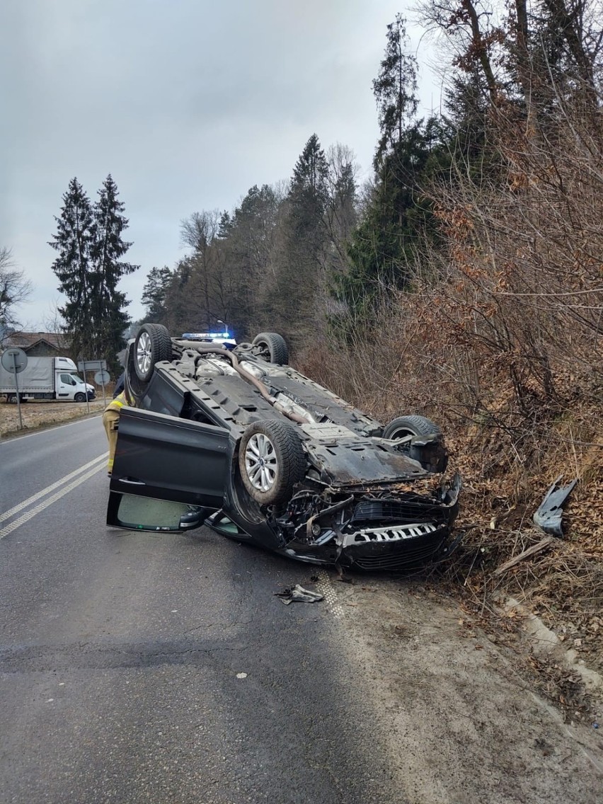 Wypadek w Nowym Sączu. Na ul. Barskiej dachował samochód osobowy [ZDJĘCIA] 