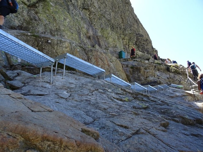 Schody na szlaku na Rysy. Źródło: Aktualne warunki w górach