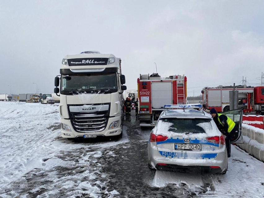 Wypadek na DK 1 w Radomsku. Dwa tiry zderzyły się na rondzie [ZDJĘCIA]