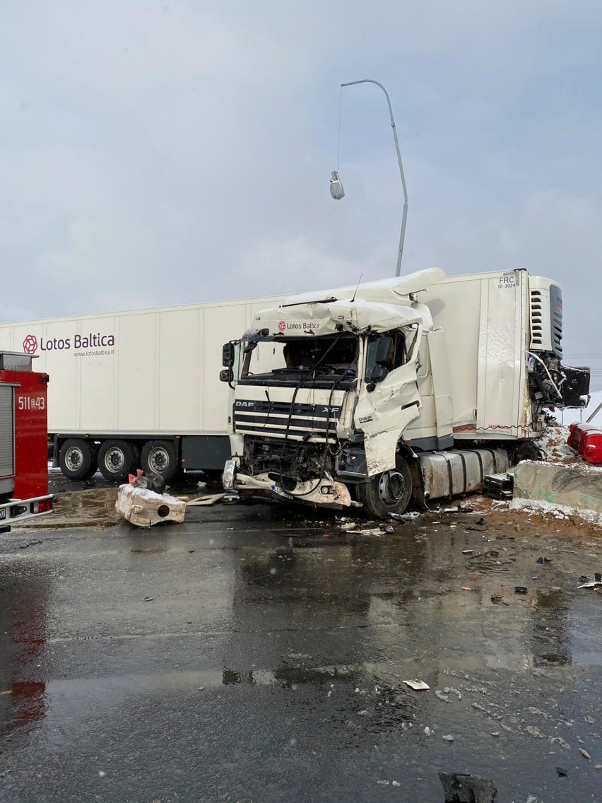 Wypadek na DK 1 w Radomsku. Dwa tiry zderzyły się na rondzie [ZDJĘCIA]