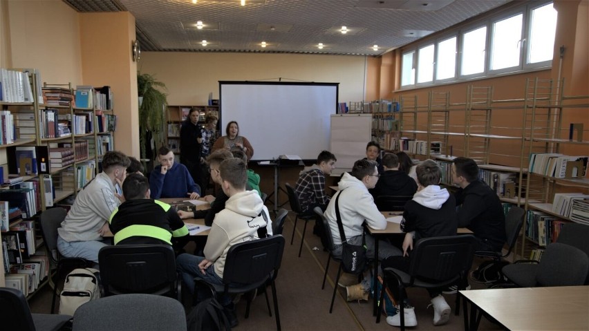  Wielkoformatowa gra planszowa o bitwie pod Grochowiskami już niedługo! Uczniowie opracowali rozgrywkę na warsztatach. Zobacz zdjęcia