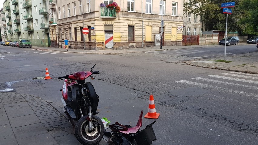 Wypadek na Pogonowskiego. Skuterem wjechali w skodę [ZDJĘCIA]