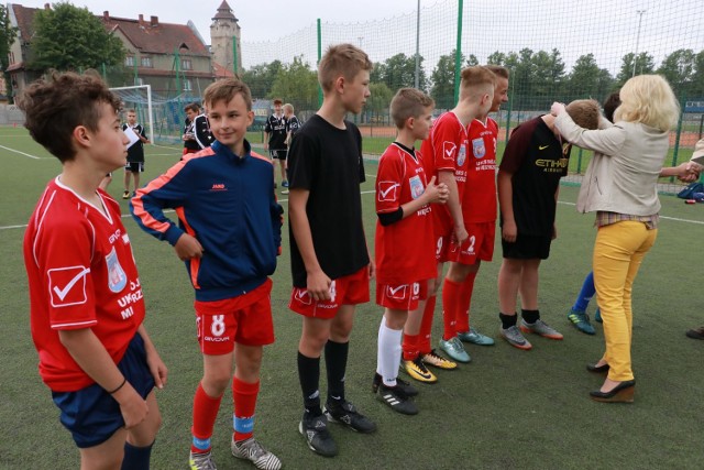 W sportowe szranki wstąpiły cztery drużyny, reprezentujące międzyrzeckie podstawówki. Turniej rozegrany został systemem każdy z każdym, mecze składały się z dwóch części po 15 minut każda.