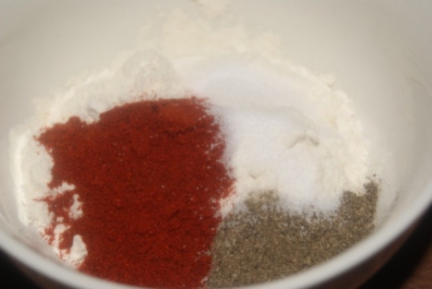 Wymieszać mąkę z papryką , solą i pieprzem ( po szczypcie) .