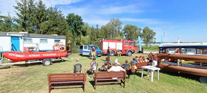 Bezpieczny wypoczynek latem pod Wągrowcem. Policjanci i strażacy odwiedzili dzieci i młodzież na półkoloniach 