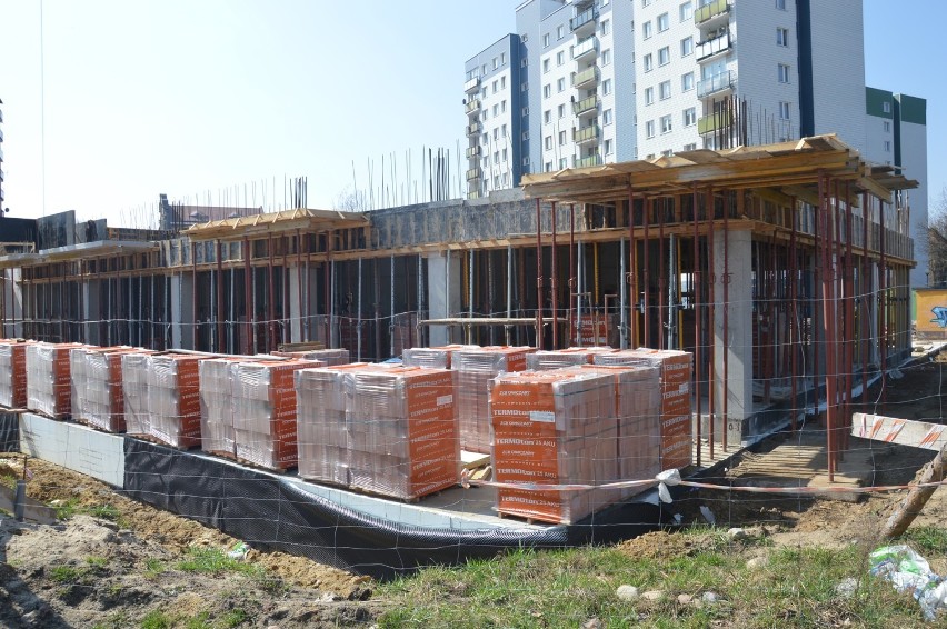 Trwa budowa nowego bloku Spółdzielni Mieszkaniowej „Nadodrze" w Głogowie [ZDJĘCIA]