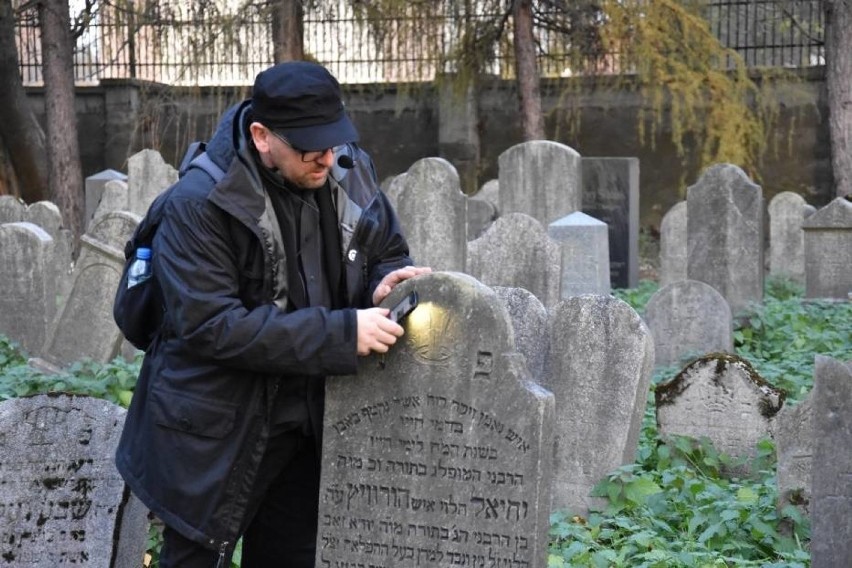 Zwiedzanie cmentarza żydowskiego z dr. Jackiem Proszykiem