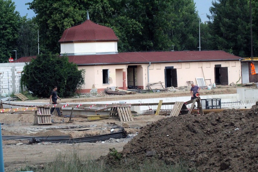 Letnie baseny powstają przy ulicy Stromej w Legnicy [ZDJĘCIA]