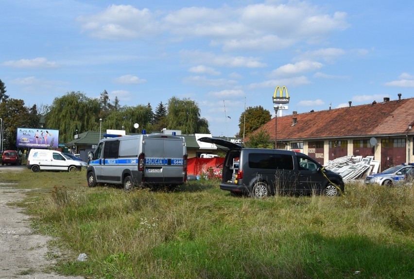 Akcja policji na miejscu znalezienia ciał przy ulicy...