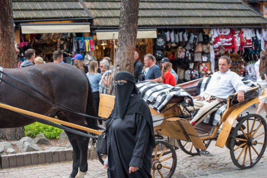 Turyści z krajów arabskich na Krupówkach w Zakopanem -...