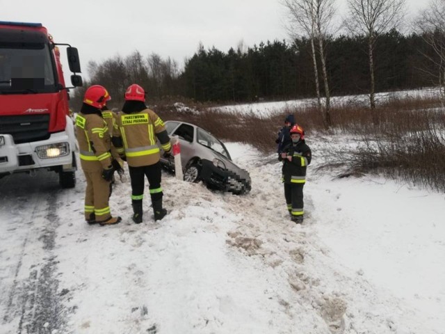 Samochód wjechał do rowu na zaśnieżonej DK73 w kierunku Dąbrowy Tarnowskiej