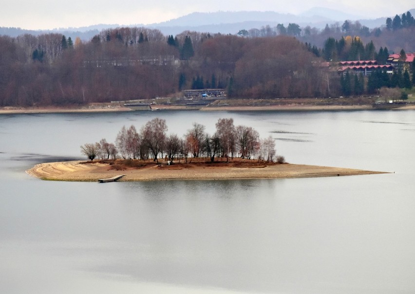 Obniża się poziom wody w Jeziorze Solińskim. Wiadomo, co jest tego przyczyną [ZDJĘCIA]