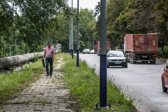 Ulica Kocmyrzowska zostanie rozbudowana na trzykilometrowym odcinku od skrzyżowania z ulicą ul. Darwina do granicy miasta. Dobudowane zostaną dwa dodatkowe pasy ruchu