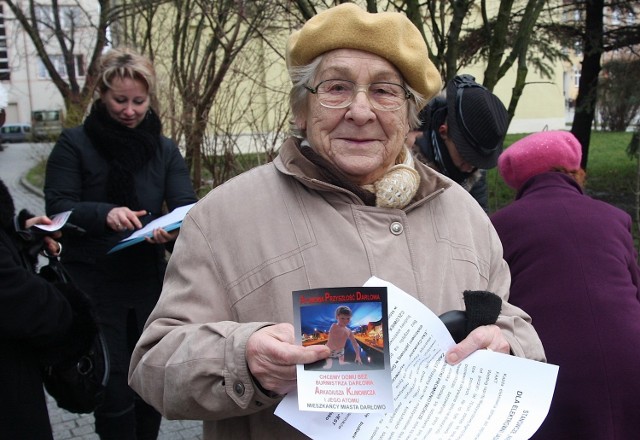 Mieszkańcy Darłowa otrzymali także takie ulotki, jak na zdjęciu