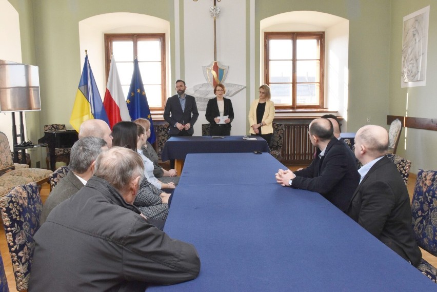 Podpisanie umowy na budowę krytej pływalni w Nowym Wiśniczu,...