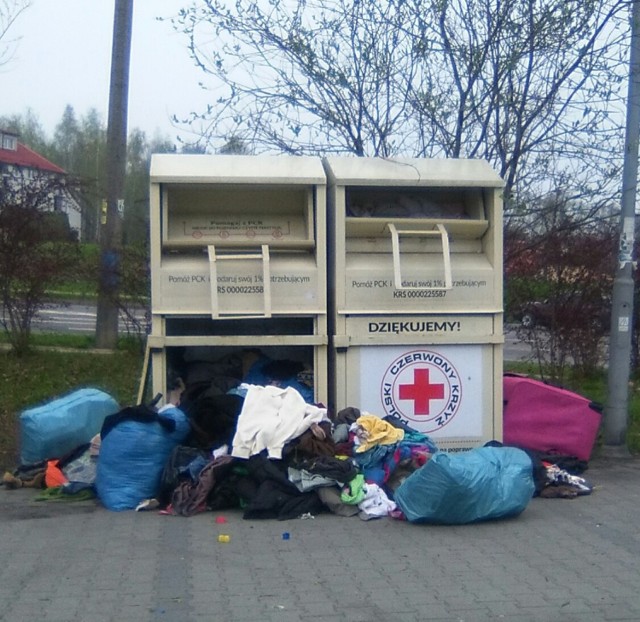 Wandale zniszczyli jeden z kontenerów na odzież

ZOBACZ TEŻ: Polub nas na Facebooku i bądź na bieżąco z informacjami z Wodzisławia Śl. i okolic! [KLIKNIJ W LINK]