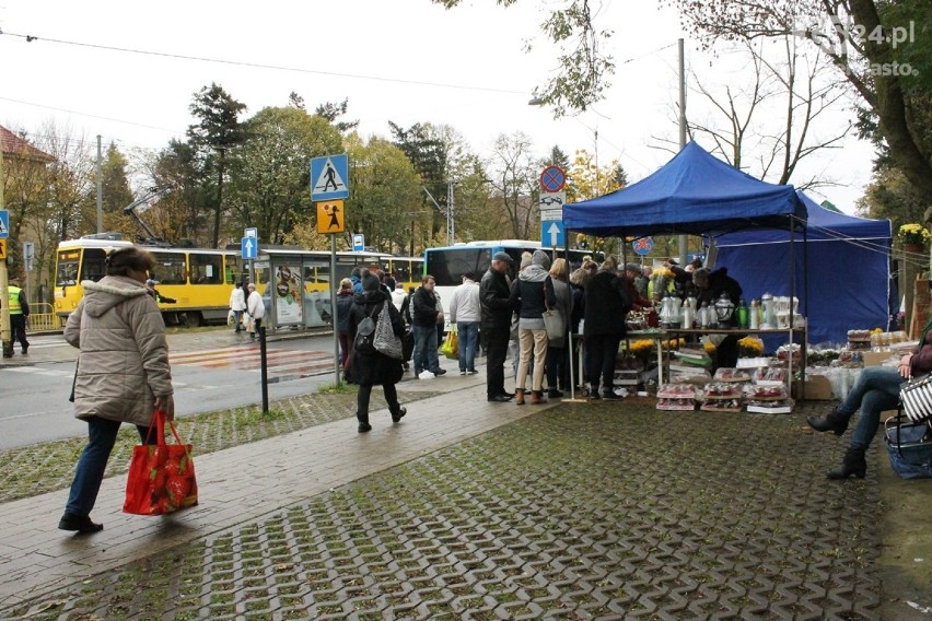 Szczecinianie odwiedzają groby bliskich. Wszystkich Świętych na Cmentarzu Centralnym