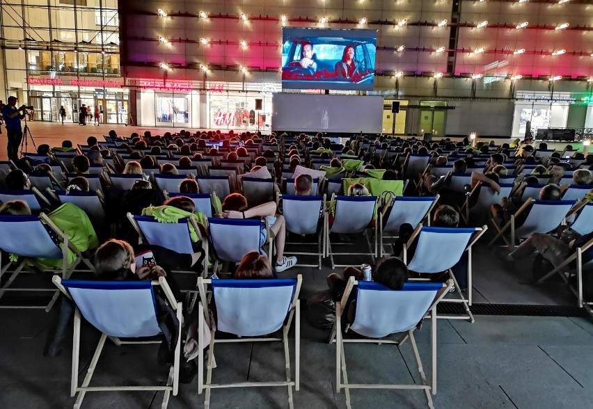 Kraków. Kino plenerowe pod Galerią Krakowską przyciąga tłumy [ZDJĘCIA]