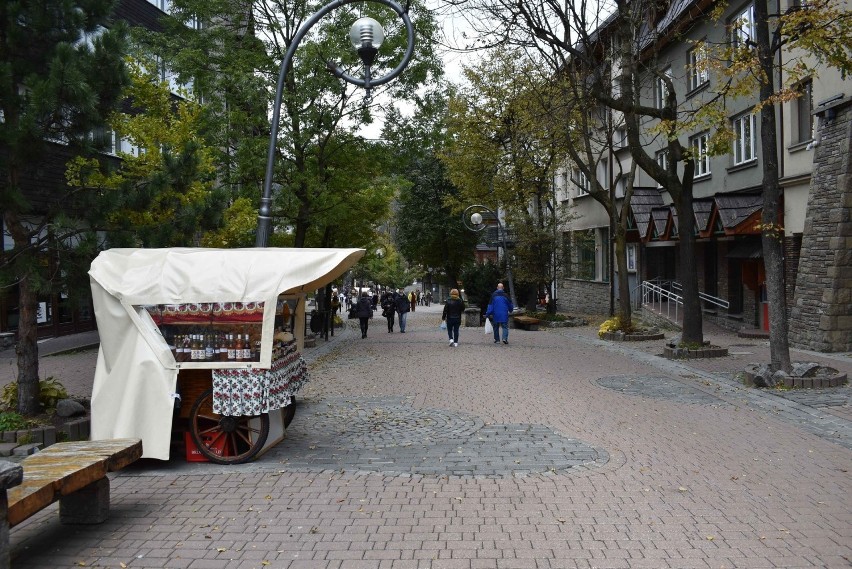 Zakopane. Na Krupówkach restauracje zamknięte. Sprzedają na wynos. Klientów jednak jak na lekarstwo 