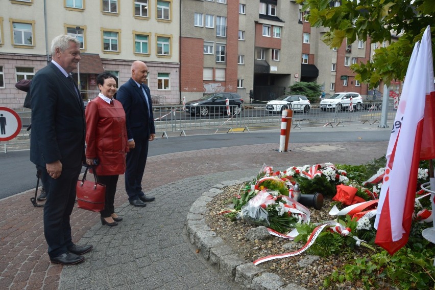 Na Skwerze Solidarności kwiaty złożyli członkowie Zarządu...