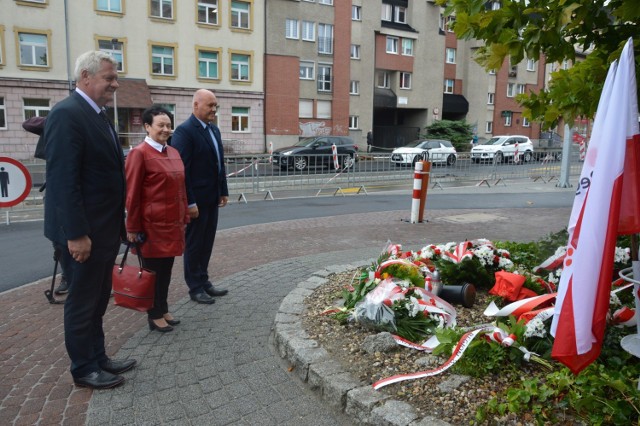 Na Skwerze Solidarności kwiaty złożyli członkowie Zarządu Regionu "S" Cecylia Gonet, Grzegorz Adamczyk i Dariusz Brzęczek.