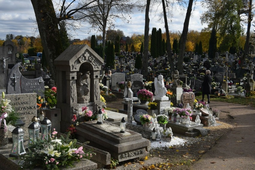 Kobieta zniszczyła 30 nagrobków na cmentarzu w Kościerzynie. Demontowała elementy ozdobne z mosiądzu