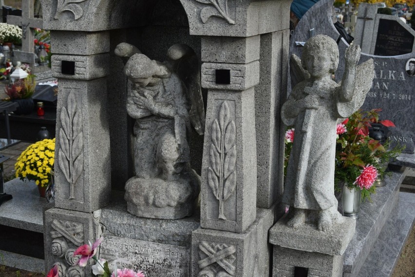 Kobieta zniszczyła 30 nagrobków na cmentarzu w Kościerzynie. Demontowała elementy ozdobne z mosiądzu