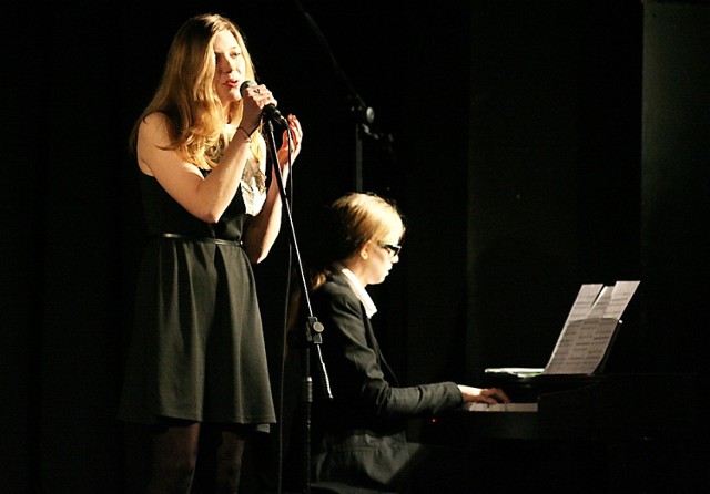 Daria Domagalska (z lewej) na scenie Brzeskiego Centrum Kultury w piosence Adele "Someone like you", akompaniament - Iza Kapelińska