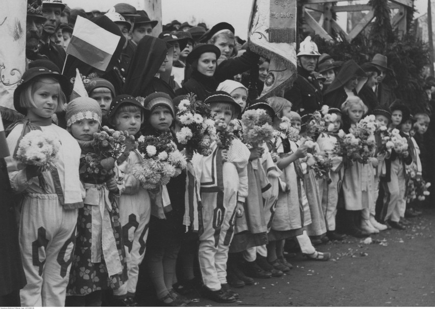 Dzieci w strojach ludowych. Cieszyn, 1938 rok.