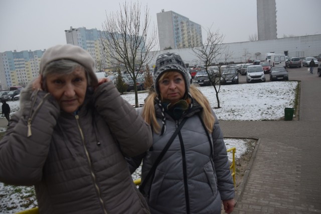 - Gdy wybudują tutaj stację, smród będzie cały czas - uważają Jadwiga Rozmiarek i Barbara Szostak, które nie chcą budowy stacji paliw na osiedlu