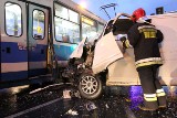 Wrocław: Potrącił pieszego i uderzył w tramwaj (ZDJĘCIA)