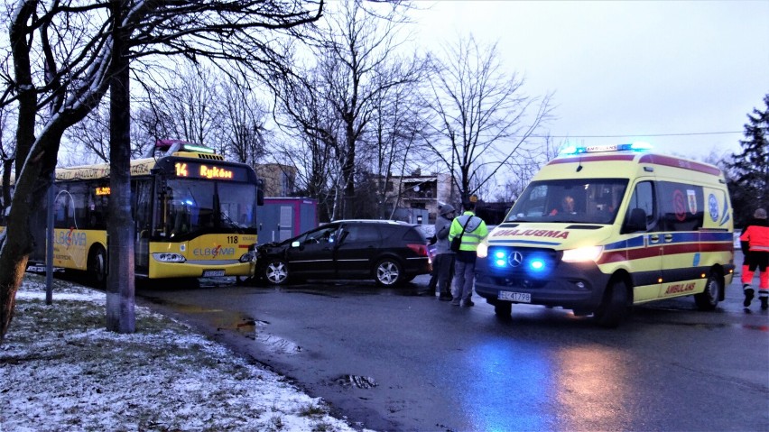 Do niebezpiecznego wypadku z udziałem autobusu miejskiego doszło dzisiejszego popołudnia na ulicy Chrobrego w Kutnie.