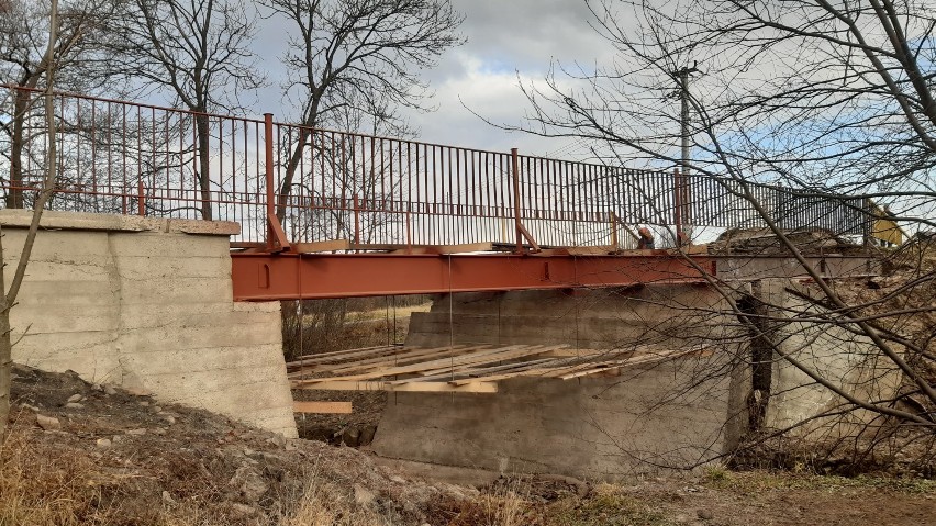 Trwają prace przy budowie nowego mostu na Zagumniu w Lipinkach