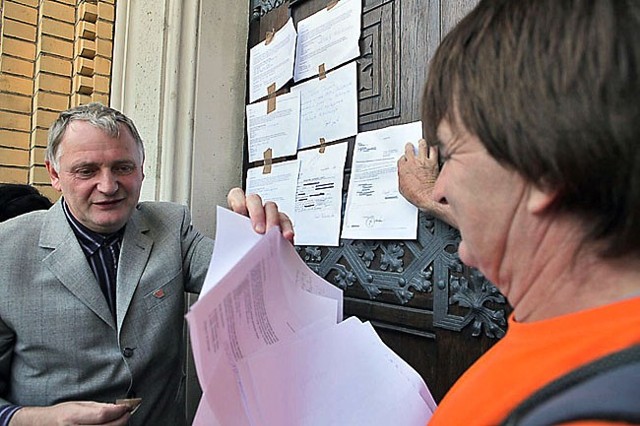 Przed katedrą uczestnicy manifestacji rozdawali ulotki zachęcające od wystąpienia z Kościoła. Na miejscu porządku pilnowała policja. 

Manifestacja Ruchu Palikota przed łódzką katedrą jest protestem przeciwko przepisom utrudniającym wyjście z Kościoła Katolickiego.