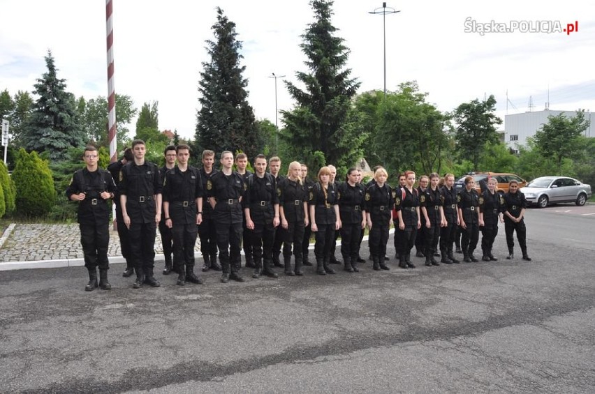 Klasa mundurowa III LO zapoznała się z pracą policjantów w...