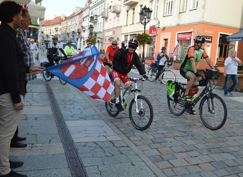 460 rowerzystów wyruszyło na trasę rajdu XI Setka Cyklisty