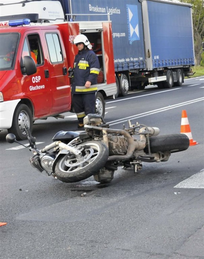 Wypadek osobówki i motoru na krzyżówce w Kawczynie