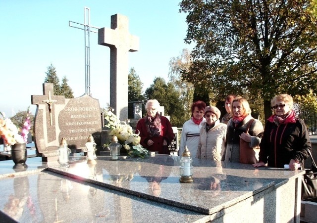 Przedstawiciele TMK na cmentarzu w Radziejowie