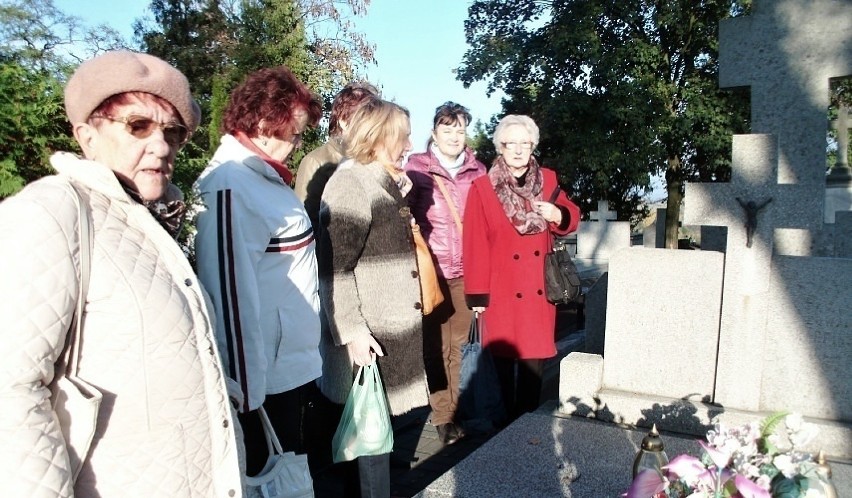 Przedstawiciele TMK na cmentarzu w Radziejowie