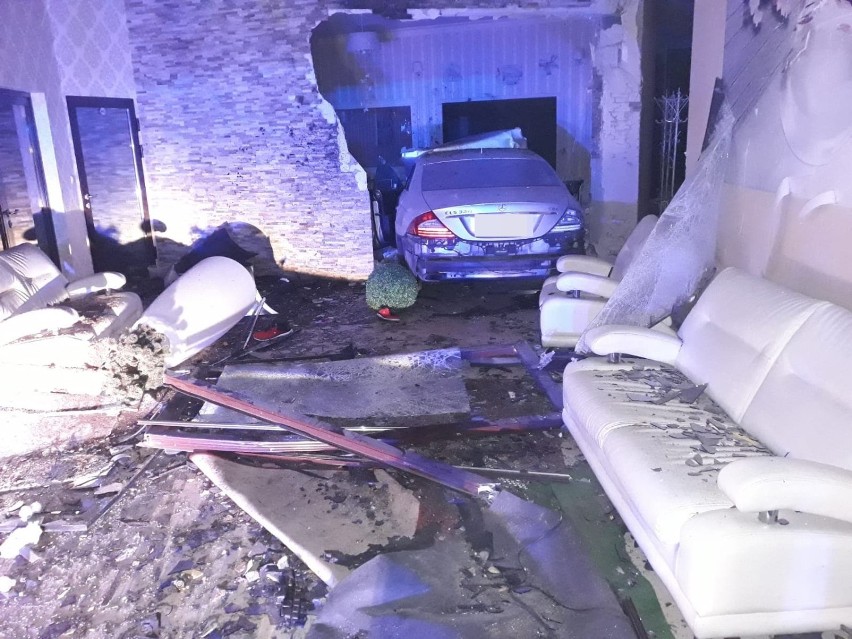 Pijany 22-latek wjechał samochodem do domu weselnego w Aleksandrowie Kujawskim [zdjęcia]