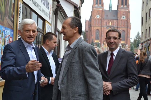 Jerzy Buzek rozmawia z mieszkańcami. Wspiera Piotra Kuczerę