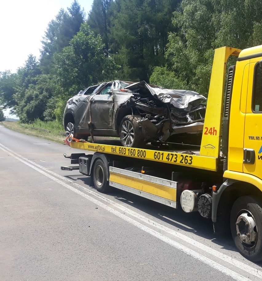 Śmiertelny wypadek w Łośniu. Kierowca bmw uderzył w drzewo, zginął na miejscu. [ZDJĘCIA]