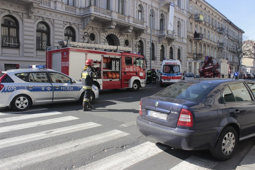 Wypadek na Gdańskiej w Łodzi. Samochód przygniótł dwie kobiety do budynku [ZDJĘCIA]