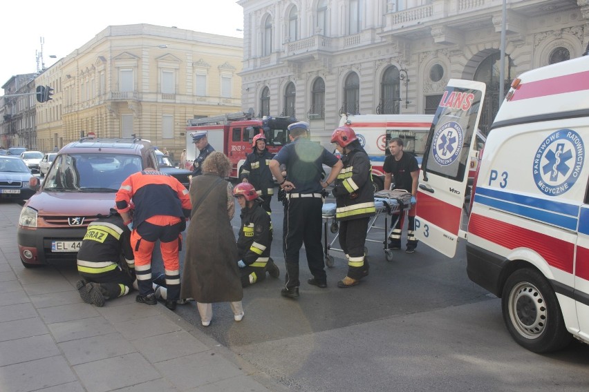 Wypadek na Gdańskiej w Łodzi. Samochód przygniótł dwie kobiety do budynku [ZDJĘCIA]