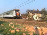 Wypadek w Mostach pod Lęborkiem. Pociąg zderzył się z ciężarówką. Są ofiary [wideo]